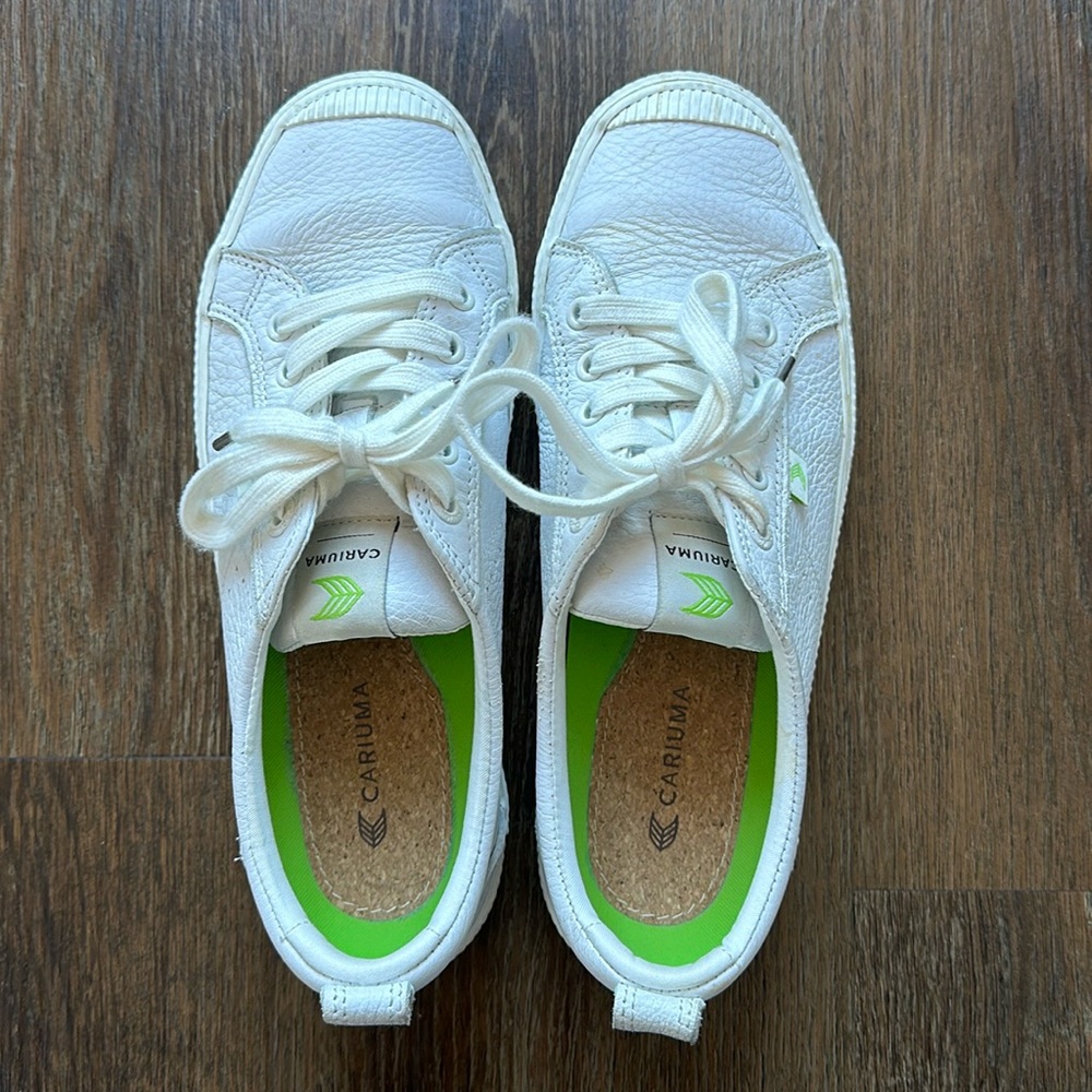 Cariuma Women’s Size 9 white leather sneakers